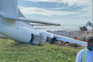 AVION SE ZAKUCAO U ZID NA AERODROMU: Kenijski avion bi završio u moru da nije bilo barijere u Somaliji! (FOTO)