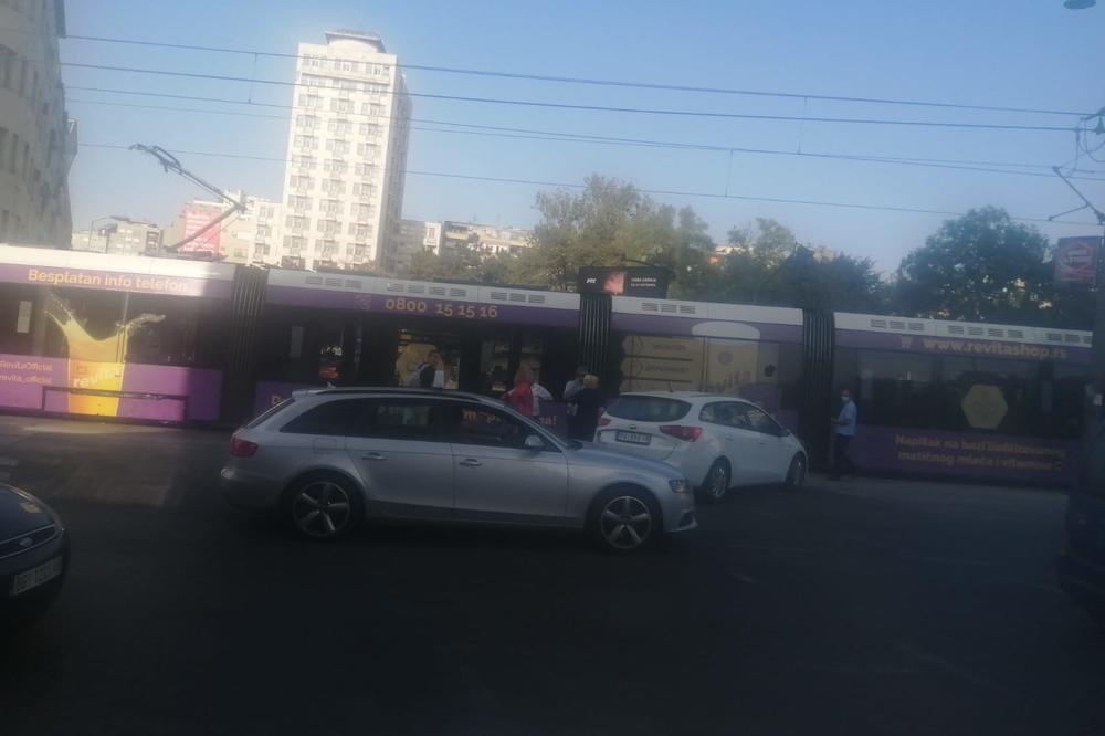 SUDAR U NEMANJINOJ NAPRAVIO UŽASNU GUŽVU U BEOGRADU: Auto udario u tramvaj, sve stajalo (FOTO)