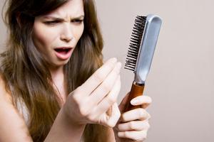 JOŠ JEDNA JEZIVA POSLEDICA KORONE: Pogledajte koliku količinu kose je žena gubila nakon svakog pranja