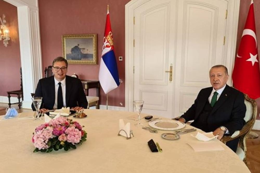 VUČIĆ SE OGLASIO SA BOSFORA: Sastao se sa Erdoganom pa zajedno ručali, turski predsednik ga pozdravio sa rukom na srcu (FOTO)