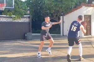 SMEH DO SUZA: Amerikanac imitira Jokića! Skinuo čak i pokrete bez lopte (VIDEO)