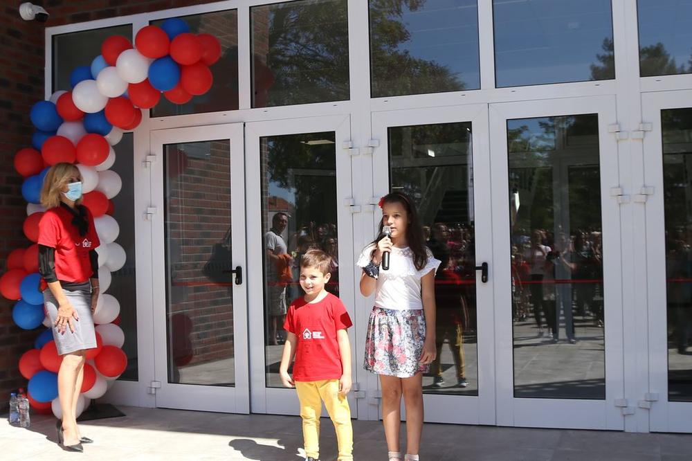 LEPA TRADICIJA U SREMSKOJ MITROVICI: Mala gradonačelnica otvorila novu zgradu škole u koju je išao i ministar Nedimović!