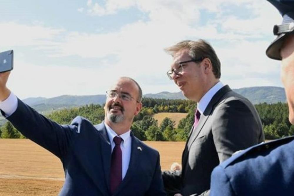 SELFI SA VUČIĆEM: Američki ambasador slikao se s predsednikom Srbije (FOTO)