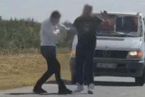 POLICIJA IDENTIFIKOVALA ŠIBADŽIJE SA NOVOSADSKOG PUTA: Tukli se letvom zbog svađe u saobraćaju (KURIR TV)