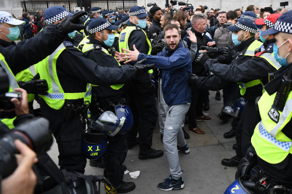 NEREDI U LONDONU: Policija rasturila proteste protiv korona mera, uhapšeno najmanje 10 ljudi, povređeni policajci (VIDEO)