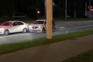 BEŽAO OD POLICIJE, PA UTRČAO U TAKSI: Vozač zbog svog manevra oduševio demonstrante u Belorusiji (VIDEO)