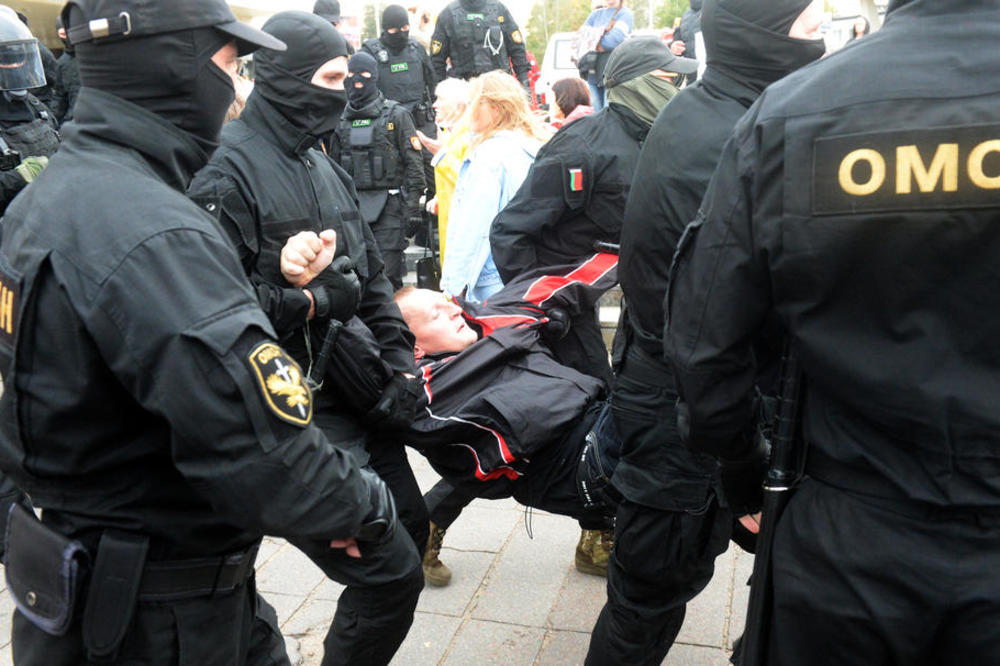 HILJADE SE OKUPILE NA PROTESTIMA U BELORUSIJI: Policija bacala suzavac i šok-bombe, uhapšeno oko 200 ljudi (VIDEO)