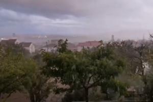 SNAŽNO NEVREME POGODILO DALMACIJU: Grad zabeleo puteve, saobraćaj usporen, nove padavine u Splitu (VIDEO)