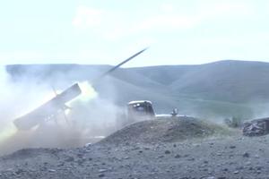 OBJAVLJENI SNIMCI AZERBEJDŽANSKE ARTILJERIJE: Ovako granatiraju borbene položaje jermenskih jedinica (VIDEO)