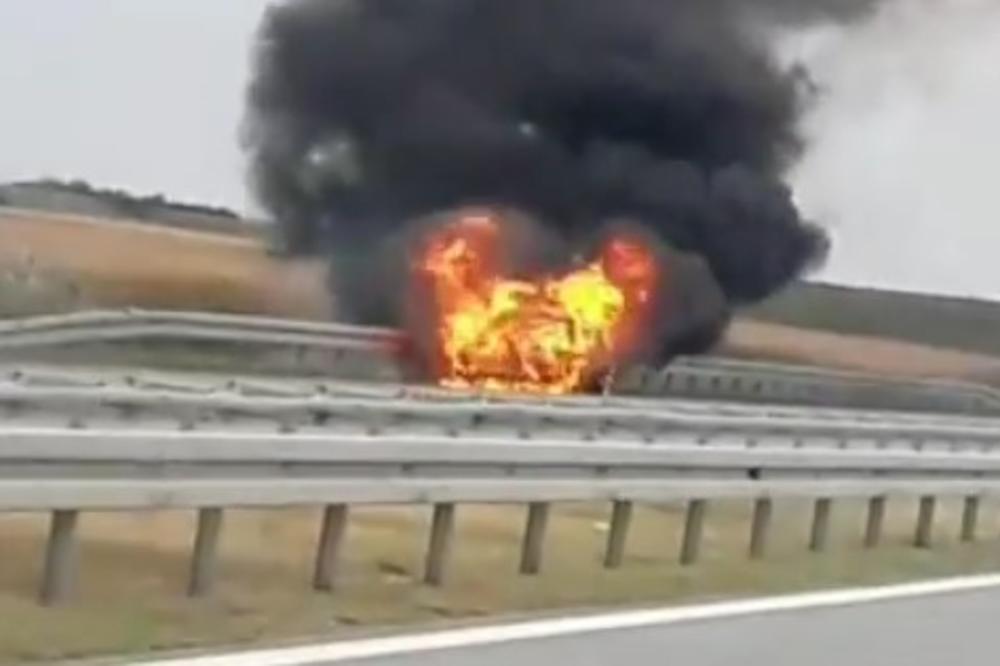 AUTO BUKTINJA NA AUTO-PUTU KOD NAPLATNE STANICE KAĆ: Pogledajte kako gori, ceo je u plamenu (VIDEO)