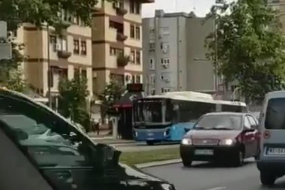 NS KAMIKAZA! NOVOSAĐANI OVAJ VIDEO GLEDAJU I PO NEKOLIKO PUTA: Kako mu je ovo uspelo?! Prepao i ovog iz auto-škole što uči vožnju