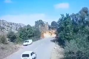 DOK SE AUTO PRIBLIŽAVA PROJEKTIL PADA ISPRED NJEGA: Ovo je trenutak napada na most koji povezuje Jermeniju i Nagorno-Karabah VIDEO