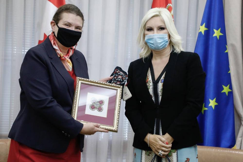 OPROŠTAJNA POSETA: Mihajlovićeva primila ambasadorku Kanade, poklonila joj zlatovez i pletivo (FOTO)