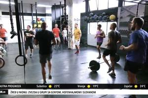 HODA NA RUKAMA, DIŽE 100 KG, VISI NA KARIKAMA: Vuk je pokrenuo novi koncept vežbanja u Srbiji! KURIR TELEVIZIJA