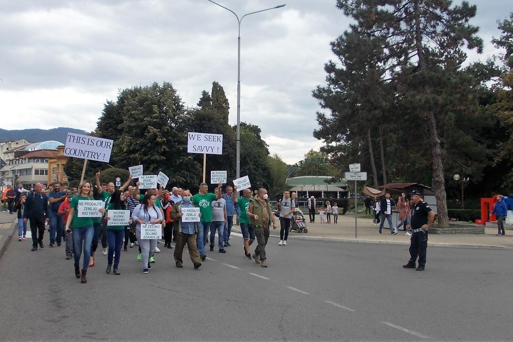 TRAŽE REFERENDUM ZBOG RUDNIKA JADARITA: Protest grupe građana ispred prostorija Rio Tinta u Loznici (FOTO)