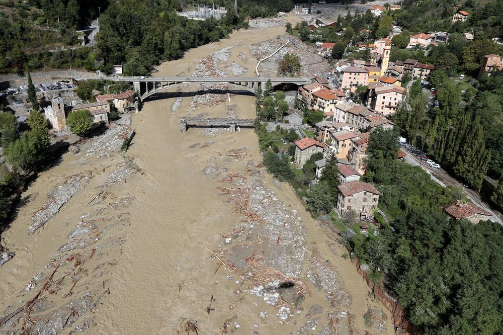 POPLAVE U FRANCUSKOJ: Najmanje devetoro ljudi nestalo, oštećene kuće i mostovi, evakuisani građani! Makron se oglasio na Tviteru