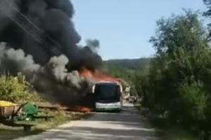 KULJAO CRNI DIM: Kod Vranja se zapalio autobus pun putnika (VIDEO)