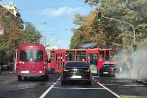 ZASTOJ U BULEVARU: Sudar tramvaja i automobila kod Pravnog fakulteta (KURIR TV)