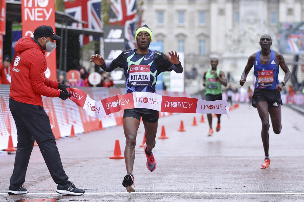 UZBUDLJIV FINIŠ: Kitata pobednik maratona u Londonu