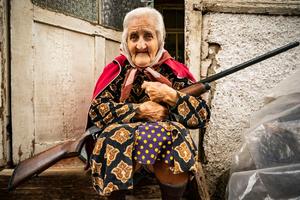 ZAGRLILA PUŠKU, SELA NA PRAG I NE MRDA DOK RAKETE PADAJU Oči ove bake otkrivaju da narod u Nagorno-Karabahu niko ne može da pokori