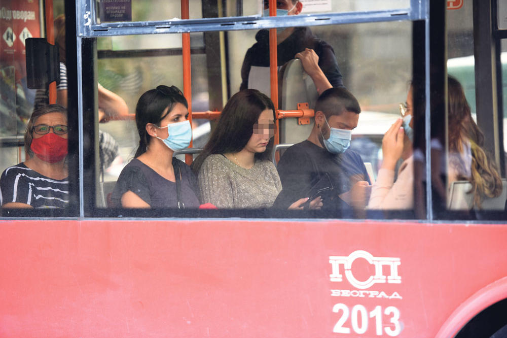 ŠTA RADI OVA ŽENA U AUTOBUSU 405?! Sela, podigla noge i pravi haos: Putnici u šoku, KAKO JE NIJE SRAMOTA (FOTO)