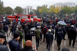 VEĆ SMO SE UMORILI OD JEDNIH TE ISTIH LJUDI U POLITICI: Demonstracije u Kirgistanu! 200 ljudi protestuje na protiv novog premijera