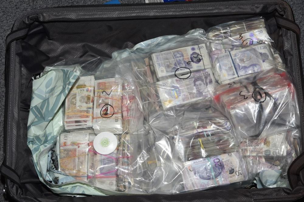 KRENULA ZA DUBAI SA 5 KOFERA PUNIH NOVCA: Britanka na Hitrou uhapšena zbog pranja više od 2 MILIONA evra! (FOTO)