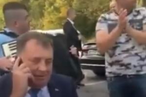 DODIK SE OPUSTIO SA LOKALCIMA: Kitio harmonikaše, nazdravljao, a evo koje pesme su mu bile na repertoaru (VIDEO)