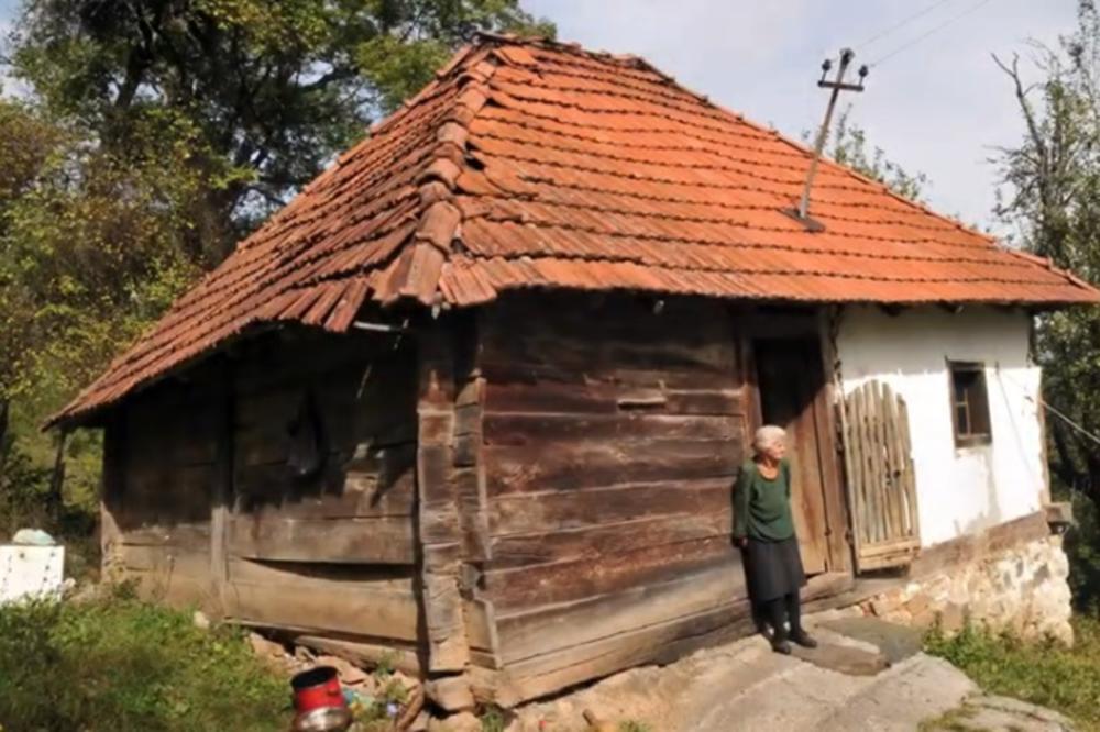 BAKA BOŽANA NE ZNA DA LI ĆE PREŽIVETI ZIMU: Nema ni šporet, ni krevet, a trošna kuća od blata preti da se sruši SAMA BEZ IKOGA