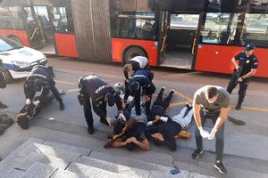 KURIR SAZNAJE! HAPŠENJE U BEOGRADU: Munjevita akcija policije, iz autobusa izveli migrante i pronašli im drogu (FOTO)