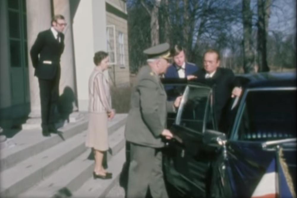 NAJREĐI SNIMAK TITA I NESVAKIDAŠNJEG INCIDENTA U ŠVEDSKOJ: Brozu priklještili prste vratima auta, a evo kako je on reagovao VIDEO
