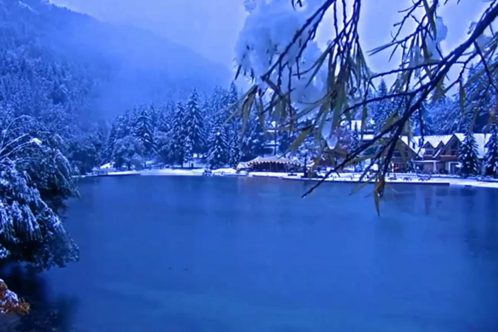 ZIMSKA IDILA U SLOVENIJI I HRVATSKOJ: Pao prvi sneg u Kranjskoj Gori, zabelelo se i u Gorskom Kotaru (VIDEO)