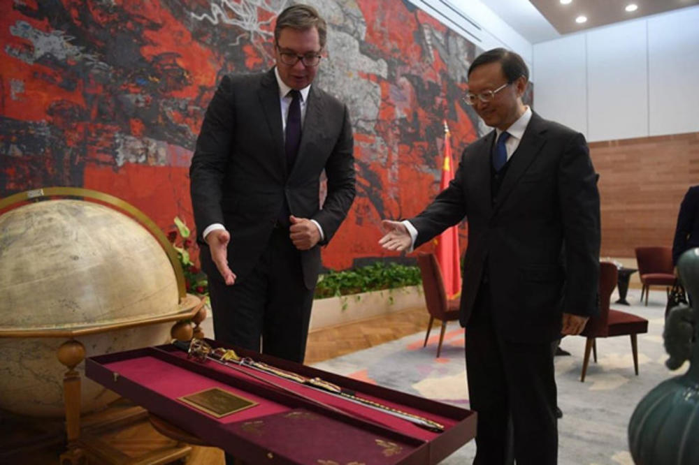 NE VADI ME BEZ POVODA, NE VRAĆAJ ME BEZ ČASTI: Evo šta je predsednik Vučić poklonio kineskom visokom zvaničniku FOTO