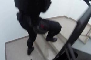POGLEDAJTE AKCIJU HAPŠENJA KONTIĆA: CG specijalci upali u stan, nasilniku iz Novog Sada lisice stavili u hodniku VIDEO