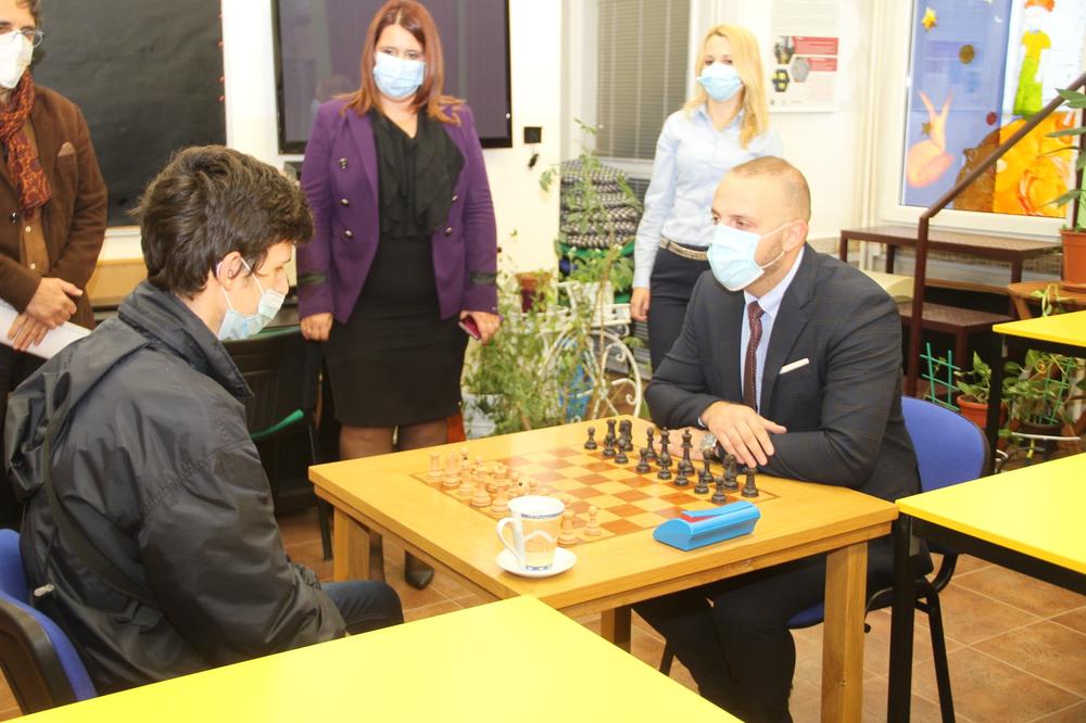 Gimnazija „Patrijarh Pavle“ danas je na poklon dobila šahovski sto, figure i šahovski sat