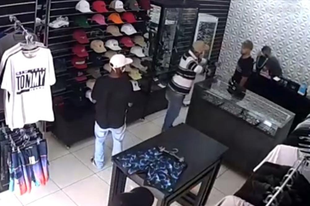 KRVAVI OBRAČUN U BRAZILSKOJ PRODAVNICI ODEĆE: Tri razbojnika držala vlasnika na nišanu, to im je bila poslednja pljačka! (VIDEO)