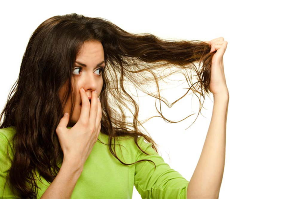 VLAŽNO VREME – NEPOSLUŠNA KOSA: Saznajte kako da smirite kosu za samo 10 minuta!