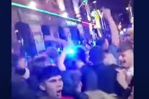 ŠOKANTNI SNIMCI IZ LIVERPULA Korona žurka uprkos zabranama, blokirali policijska vozila: Ovo bi mogao da bude samo početak (VIDEO)