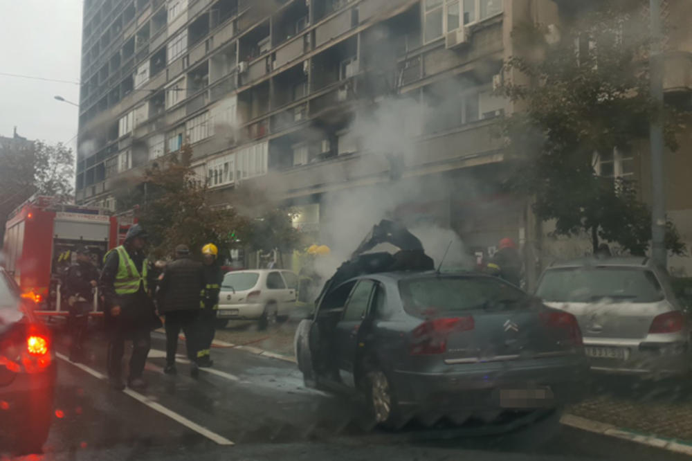 TEŽAK UDES U CVIJIĆEVOJ: Sudar dva automobila, jedan se zapalio, reagovali policija i vatrogasci (FOTO)