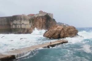 ŽESTOKA OLUJA U HRVATSKOJ: Kod Dubrovnika nevreme pravilo talase visoke 5 metara! (VIDEO)