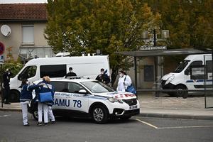 DAN POSLE BRUTALNOG UBISTVA U PARIZU: Uhapšeno 9 ljudi, istražuje se da li je mladić koji je profesoru odsekao glavu imao pomagače