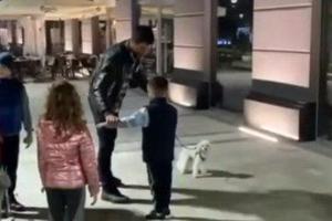 VELIKO SRCE NOVAKA ĐOKOVIĆA Nole izašao da prošeta psa u Beogradu, ugledao grupu mališana i uradio nešto NEVEROVATNO