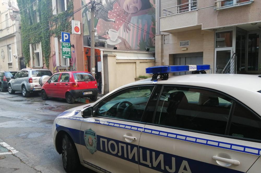 ZAPLENJENO 12 DŽAKOVA DUVANA: U Zemunu policija pretresla stan, pronašla još i vagice za merenje