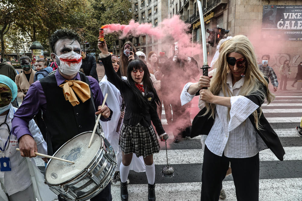HODAM SAD KAO ZOMBI: Beogradom šetala čudovišta, pogledajte ove sjajne maske! (FOTO)