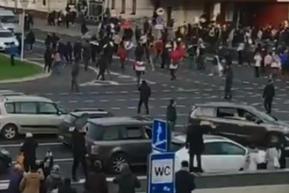 PUCNJI NA DEMONSTRANTE U BELORUSIJI: Policija odgovorila kada su im kola zasuli kamenicama (VIDEO)