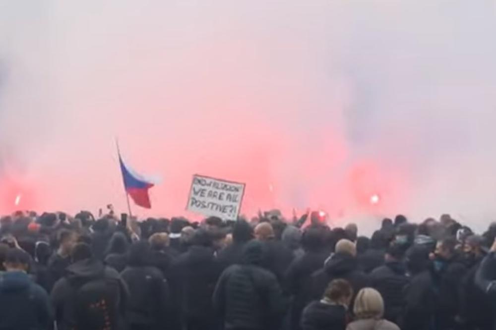NAPADNUTA POLICIJA NA PROTESTU U PRAGU: Odgovorili vodenim topovima protiv demonstranata zbog korona mera! (VIDEO)