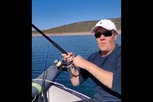 BORBA JE TRAJALA 15 MINUTA I BILA JE ŽESTOKA: Pogledajte šta je ribolovac iz Trebinja upecao u Bilećkom jezeru (VIDEO)