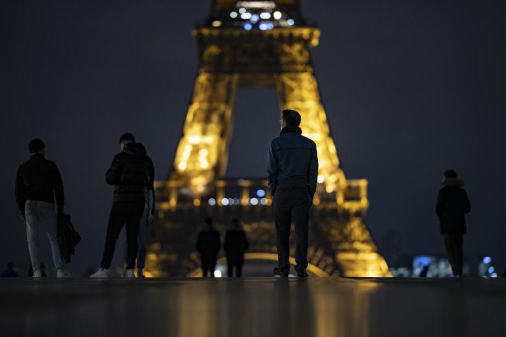 PLAN JE DA SE SPREČE NEMIRI I DA SE RASTERUJU ŽURKE: 100.000 policajaca sprovodi policijski čas u Parizu tokom novogodišnje noći