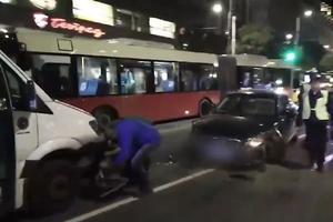 ULETEO U KONTRASMER NA TERAZIJAMA PA SE ZAKUCAO U KOMBI! Teška nesreća u centru Beograda, povređenog iz automobila vade vatrogasci