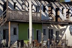 KURIR NA MESTU VELIKOG POŽARA U BAČU: Izgorela cela zgrada, više od 20 porodica ostalo bez krova nad glavom